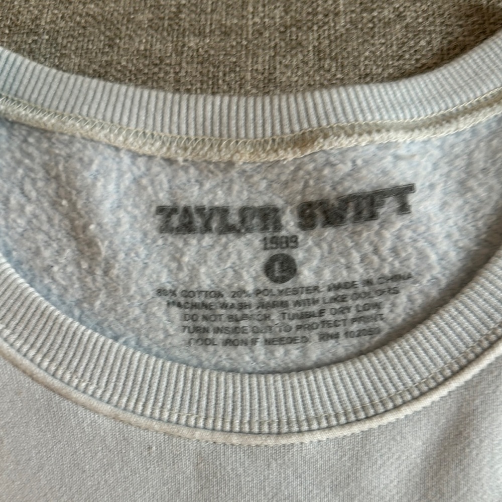 Official Taylor Swift 1989 Sweater - Picture 3 of 3